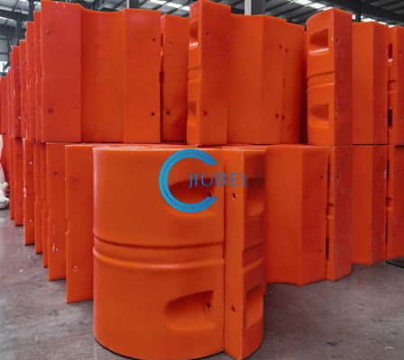 인장 강도 15MPa와 해양 준설 HDPE 파이프 물에 떠있는 사람