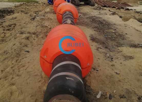 인장 강도 15MPa와 해양 준설 HDPE 파이프 물에 떠있는 사람