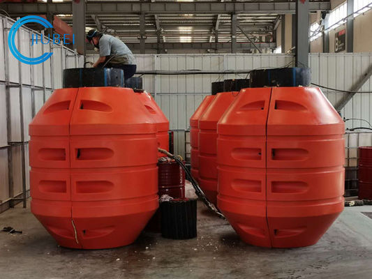 해양 강바닥 파기 파이프라인을 표류시키기 위한 주문 제작된 사이즈 PU HDPE 파이프 물에 떠있는 사람