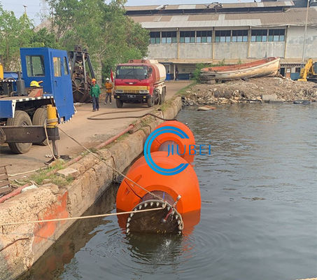 해양 강바닥 파기 파이프라인을 표류시키기 위한 주문 제작된 사이즈 PU HDPE 파이프 물에 떠있는 사람